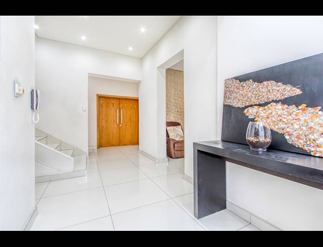 5 BEDROOM HOUSE FOR SALE IN HOUGHTON ESTATE